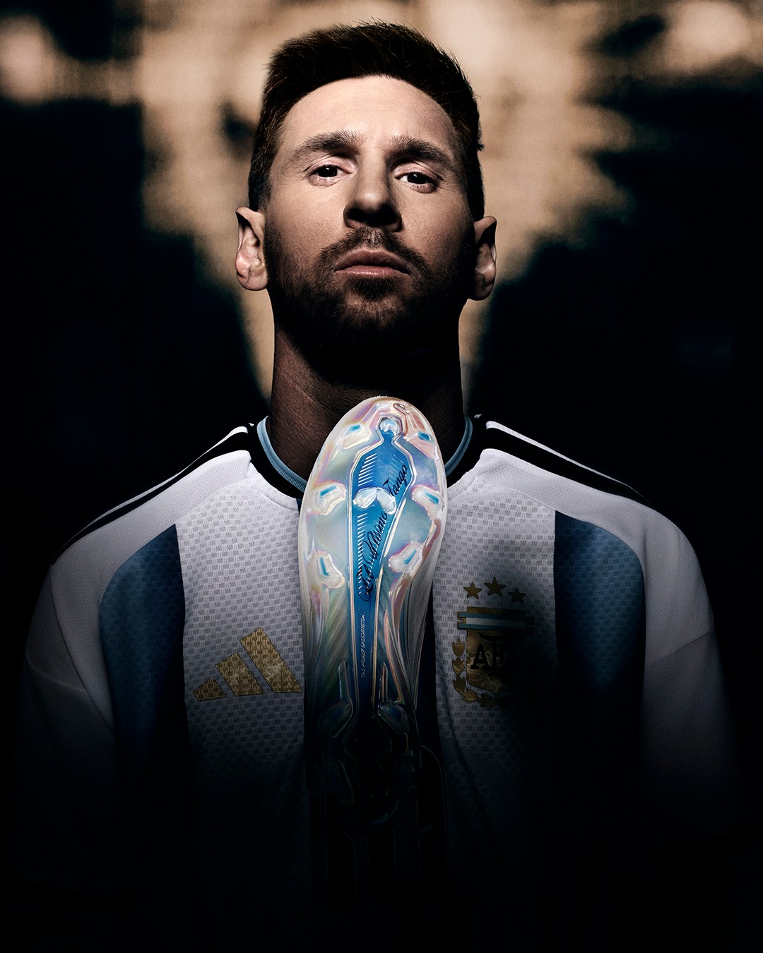 Lionel Messi in his Argentina shirt holding the Adidas F50 El Último Tango football boot